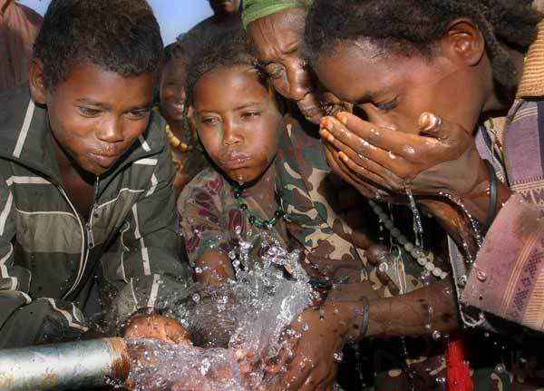 Africai gyerekek csapbl vizet isznak.